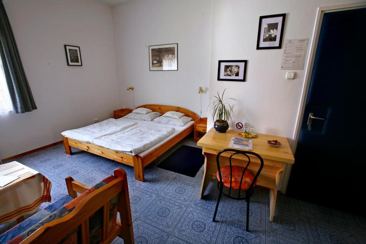 Keszi Panzio Otel Budakeszi Oda fotoğraf